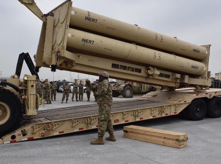 주한미군은 지난주 평택 미군기지(캠프 험프리스)에서 '비활성화탄(inert)'을 고고도미사일방어체계 발사대에 정착하는 훈련을 했다고 지난달 24일 밝혔다. (사진=주한미군 제35방공포여단 페이스북)