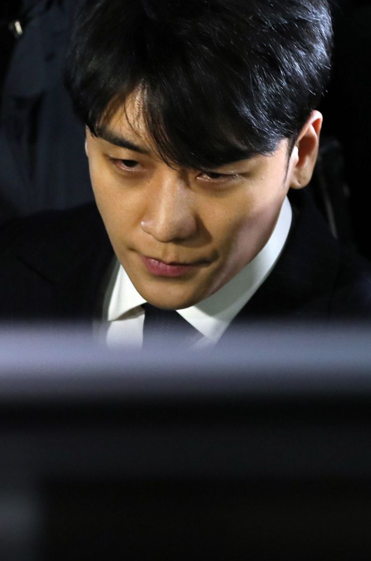 승리, '버닝썬 자금 횡령' 관련 첫 경찰조사