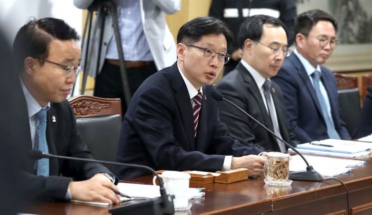 김경수 경남도지사가 18일 오후 창원시 의창구 경남도청에서 열린 현안점검회의에서 모두발언하고 있다. 2019.4.18 [이미지출처=연합뉴스]