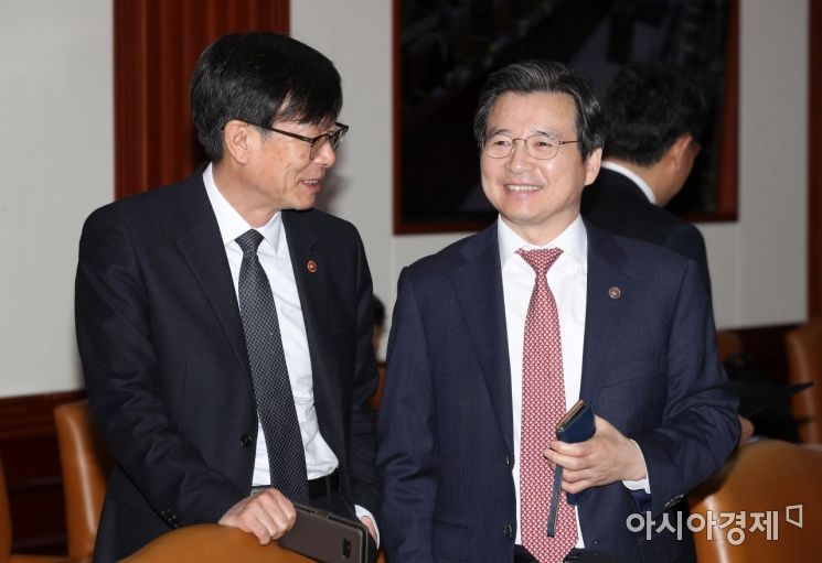 [포토]대화 나누는 김상조·김용범