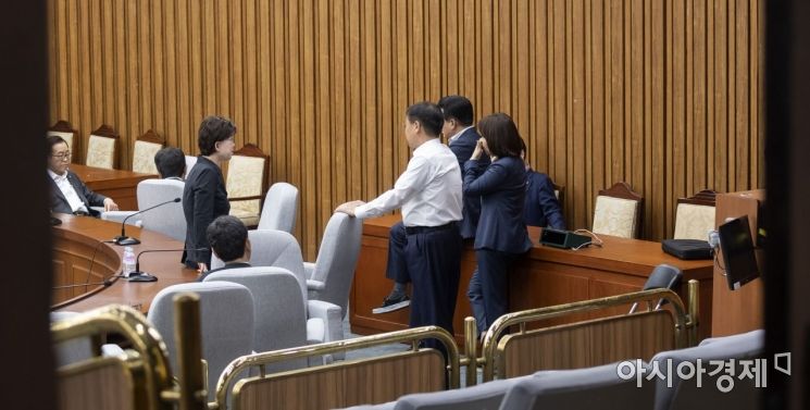 [포토] 사개특위 회의실 점거한 자유한국당