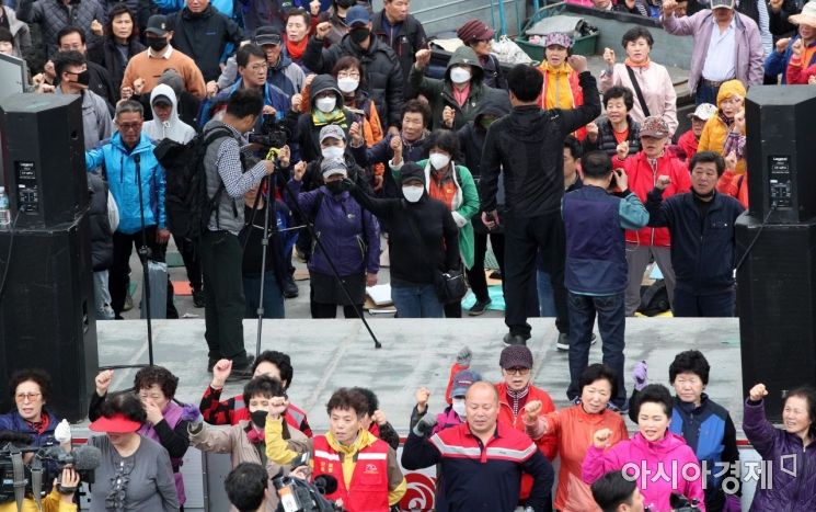 [포토] 구호 외치는 옛노량진수산시장 상인들