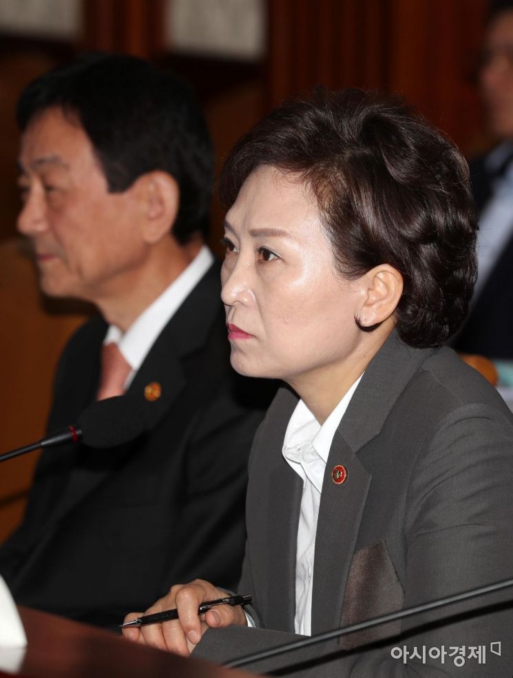 [포토]진지한 표정의 김현미 국토교통부 장관