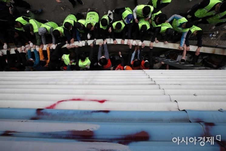 [포토] 대치하는 옛 노량진수산시장