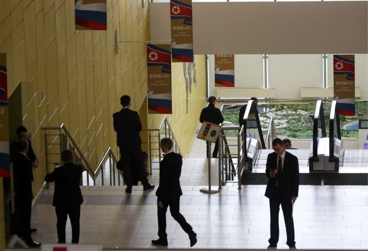 [포토] 북·러 정상회담장 도착한 푸틴…"헬리콥터로 이동"