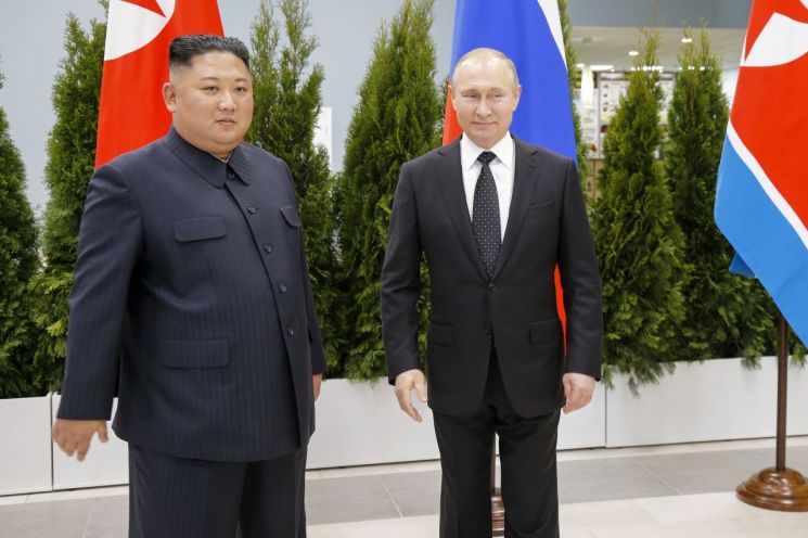 김정은 북한 국무위원장과 블라디미르 푸틴 러시아 대통령이 25일(현지시간) 극동연방대학교에서 열린 정상회담에서 기념사진을 찍고 있다. <사진=AP연합>
