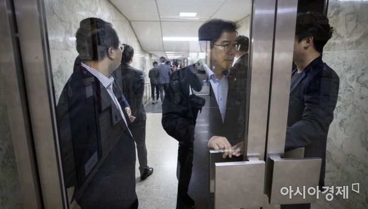 [포토] 회의실 봉쇄하는 자유한국당