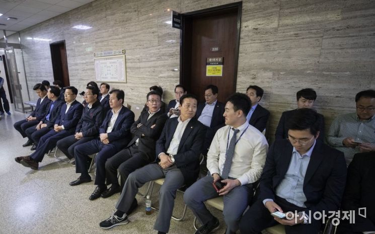 [포토] 자유한국당, 특별위 회의실 봉쇄