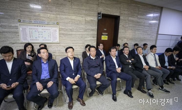 [포토] 회의실 봉쇄한 자유한국당