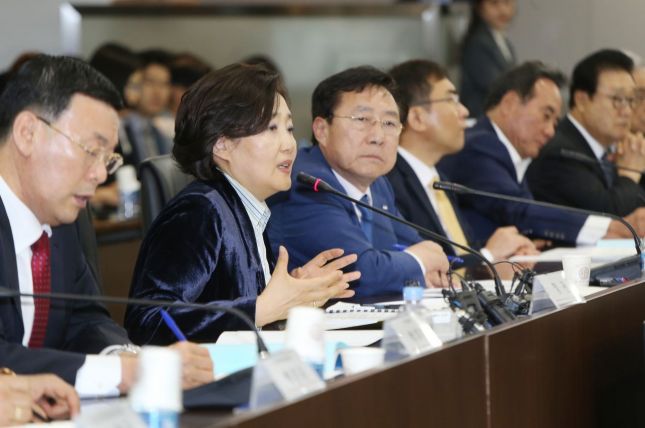 박영선 중소벤처기업부 장관(왼쪽 두 번째)이 중소기업계와의 간담회에서 이야기를 하고 있다.