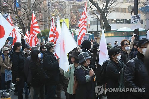 도쿄 번화가 행진하는 혐한단체 회원들 / 사진=연합뉴스