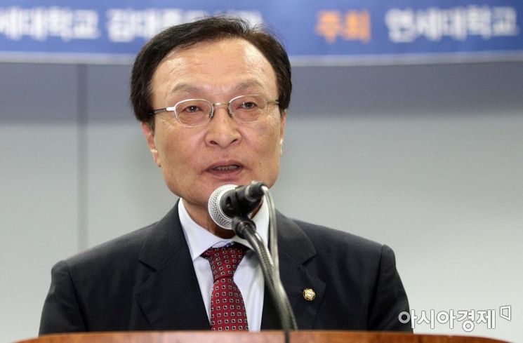 [포토] 축사하는 이해찬 더불어민주당 대표