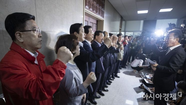[포토] 회의실 앞 점거한 자유한국당