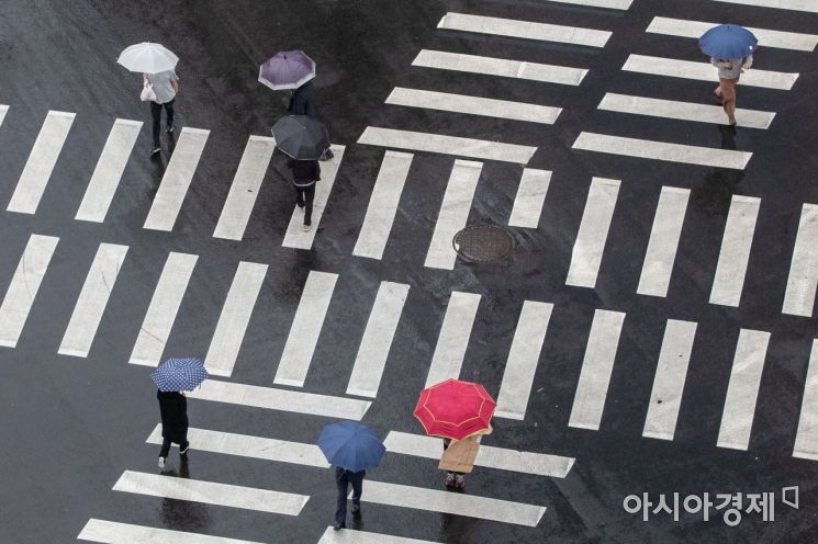 [포토]우산쓰고 건널목 건너는 시민들