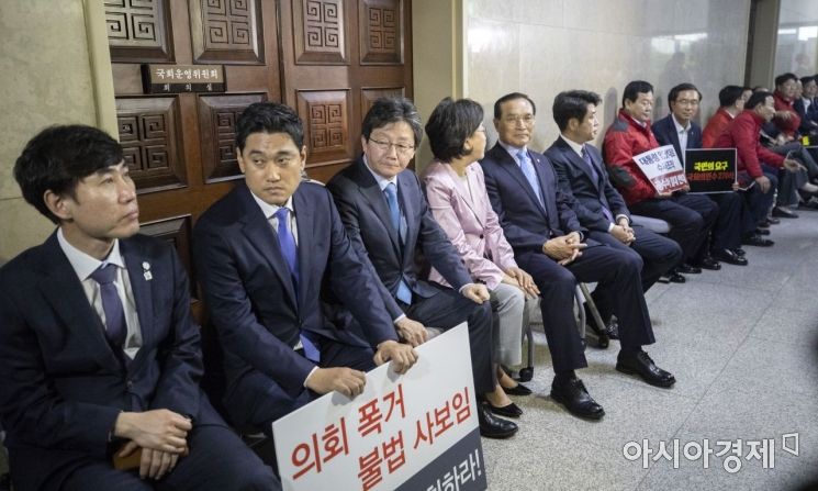 [포토] 자유한국당과 나란히 앉은 유승민 의원