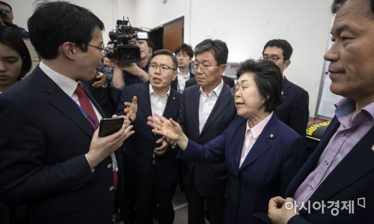 [포토] 법안접수 무효 주장하는 자유한국당