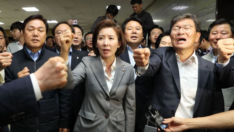 자유한국당 나경원 원내대표와 의원들이 25일 오후 국회 의안과 앞에서 여야4당의 검경 수사권 조정 법안 제출을 저지한 뒤 구호를 외치고 있다. 사진=연합뉴스