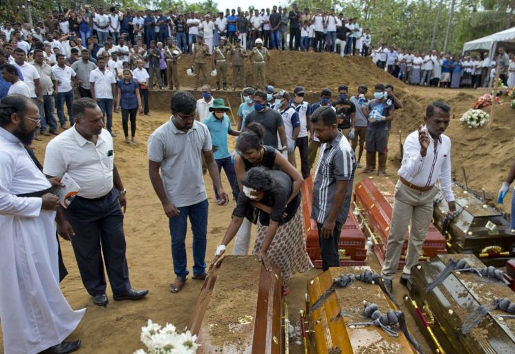 스리랑카 정부, 테러 사망자 253명으로 축소 발표…추가 테러 공포 여전