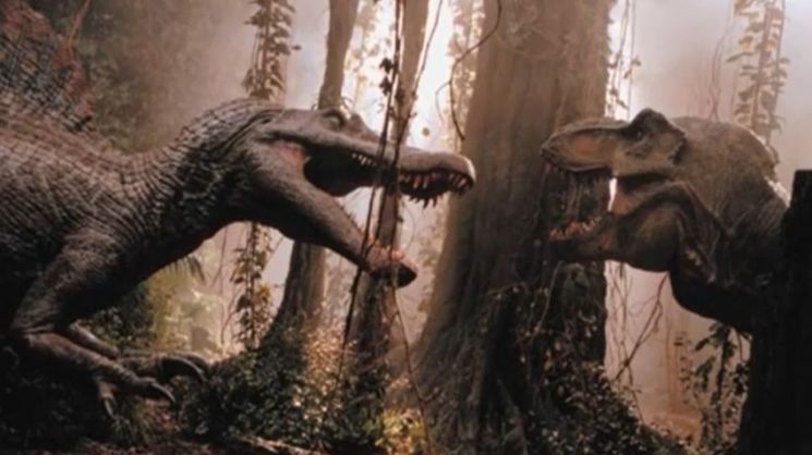영화 쥬라기공원3편에 등장했던 스피노사우르스(왼쪽)와 티라노사우르스(오른쪽). 영화에서는 스피노사우르스가 손쉽게 티라노사우르스를 무찔러 전 세계적 논란이 일어나기도 했다.(사진=영화 '쥬라기공원3' 장면 캡쳐)