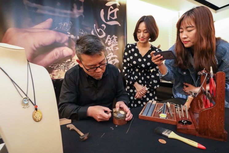 현대백화점면세점, 홍콩 주대복 장인과 함께한 '세공 클래스' 개최