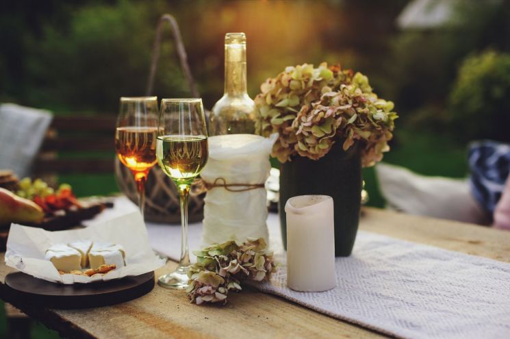 "와인과 함께 즐기는 로맨틱한 봄"…호텔업계 '와인 마켓·파티' 선봬 