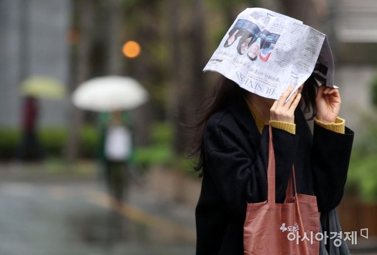 [포토] '우산 대신 신문'