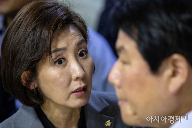 국회 정개특위·사개특위 개의시도, 한국당 회의장 봉쇄에 막혀 (상보)