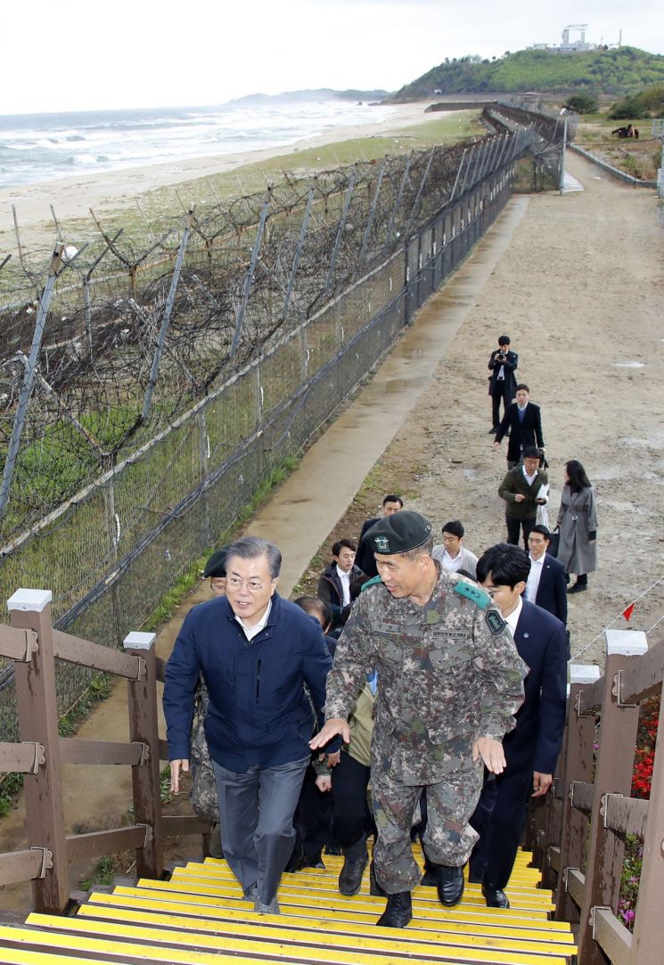 문 대통령, 강원 고성 'DMZ 평화의 길' 방문…"평화가 경제다" 