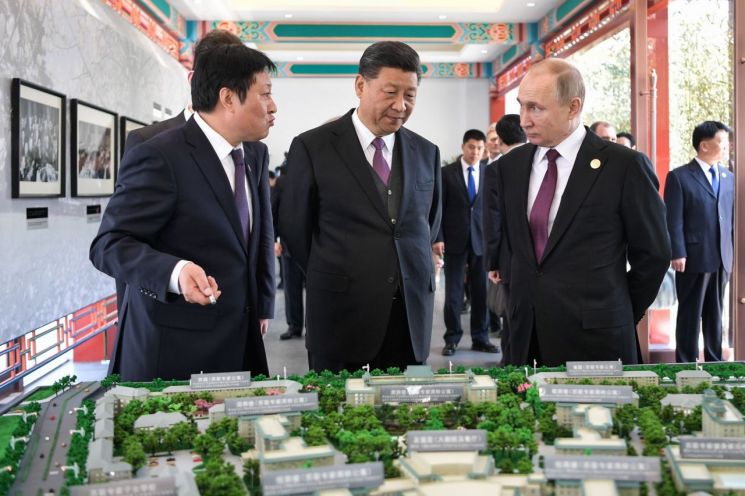 시진핑 중국 국가주석(가운데)와 블라디미르 푸틴 러시아 대통령(오른쪽). 사진=타스연합 [이미지출처=연합뉴스]