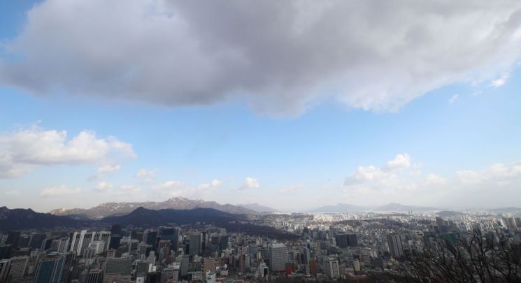 지난 3월13일 오전 남산에서 바라본 서울 도심 위로 파란 하늘이 펼쳐지고 있다. / 사진=연합뉴스