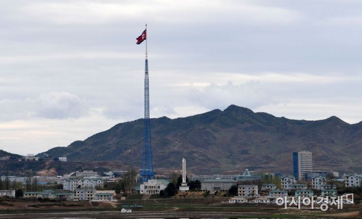[포토]북한 기정동 마을과 인공기