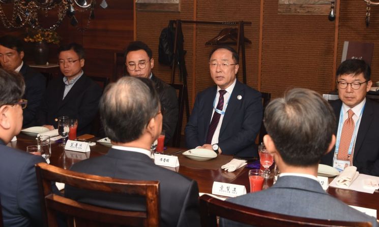 홍남기 "韓中기업, 제3국 공동 진출은 새로운 기회의 장"