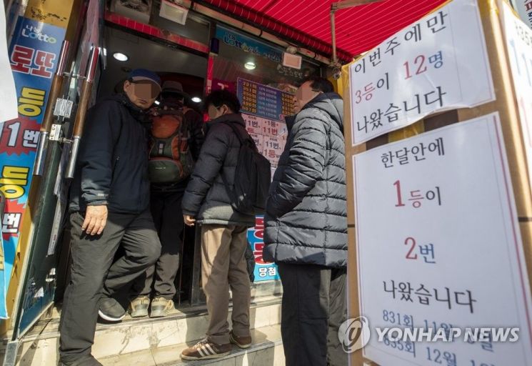 로또를 사기 위해 기다리는 사람들 / 사진 = 연합뉴스