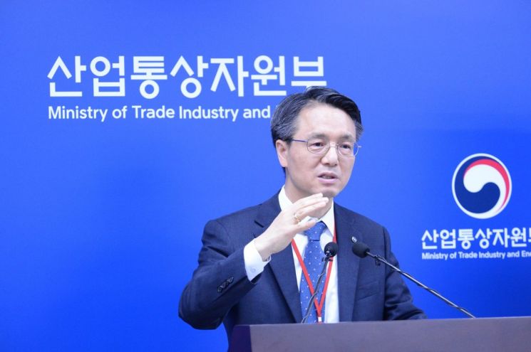 김영두 가스공사 사장 직무대리가 '수소사업 추진 로드맵'을 발표하고 있다.