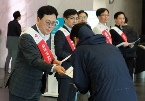 이광영 롯데자산개발 대표(왼쪽 첫번째)가 지난 26일 서울 중구 시그니쳐타워에서 화재 및 안전사고 예방을 위한 캠페인을 진행하고 있다.