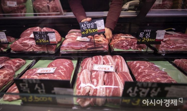 중국에서 아프리카돼지열병이 확산되면서 국내 돼지고기 가격이 들썩이고 있다. 28일 서울의 한 돼지고기 판매점에서 직원이 삼겹살을 진열하고 있다./윤동주 기자 doso7@