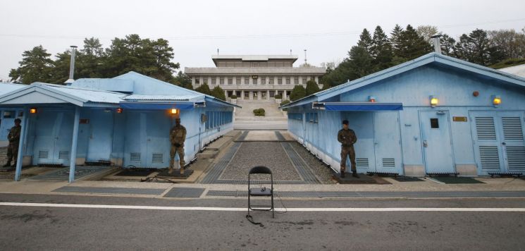 지난 27일 경기도 파주 판문점에서 열린 '4.27 판문점선언 1주년 기념식'에서 군인들이 경계근무를 서고 있다. 2019.4.27 [사진공동취재단]