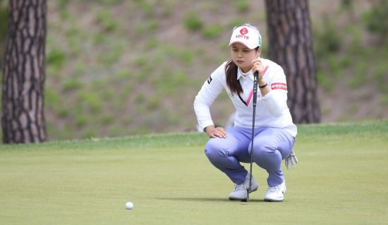 최혜진이 크리스F&C KLPGA챔피언십 최종일 5번홀에서 퍼팅 라인을 읽고 있다. 사진=KLPGA