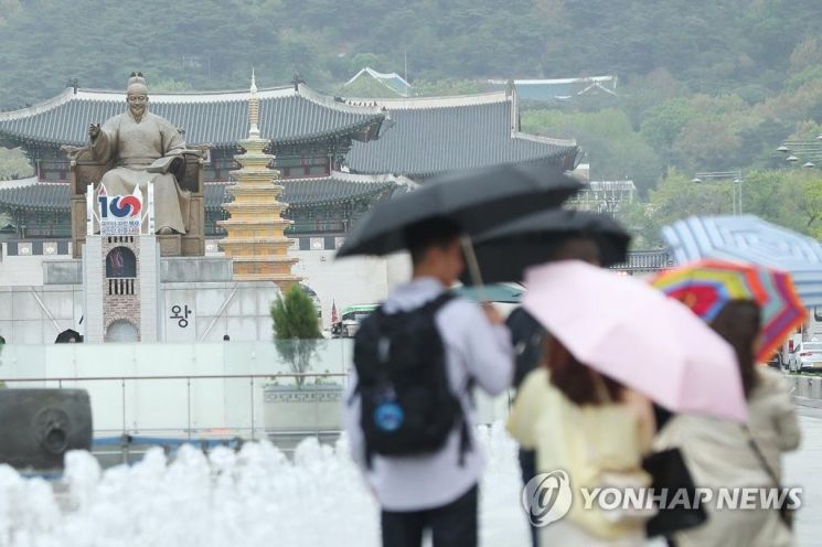 서울 광화문광장에서 시민들이 우산을 쓰고 있다. / 사진 = 연합뉴스