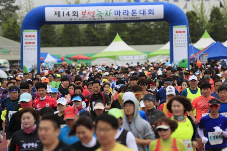 [포토] 김철우 보성군수, 마라톤 가족과 함께 달린다