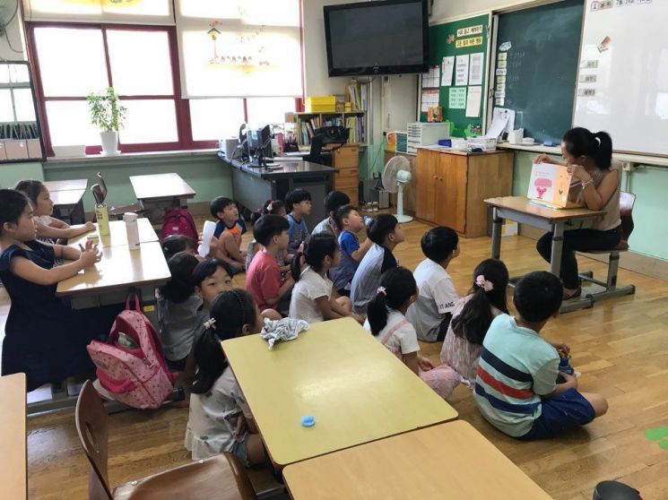 ‘책엄마’가 초등생 찾아 '책 읽어주기 수업' 진행 