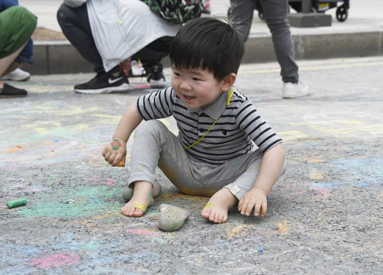 지난해 ‘제7회 서울동화축제’에서 바닥을 도화지 삼아 그림을 그리는 ‘드로잉존’을 즐기는 아이들 모습