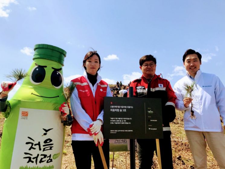 (왼쪽부터) 식수식에 참석한 시민봉사단, 김동일 삼척국유림관리소팀장, 김형수 트리플래닛 대표