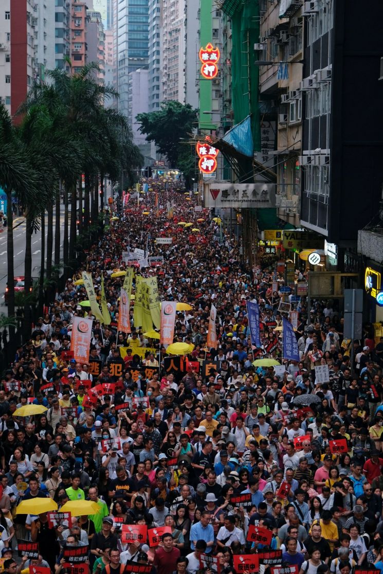 홍콩에 재등장한 노란우산…수천명 中 범죄인 인도법 반대 시위
