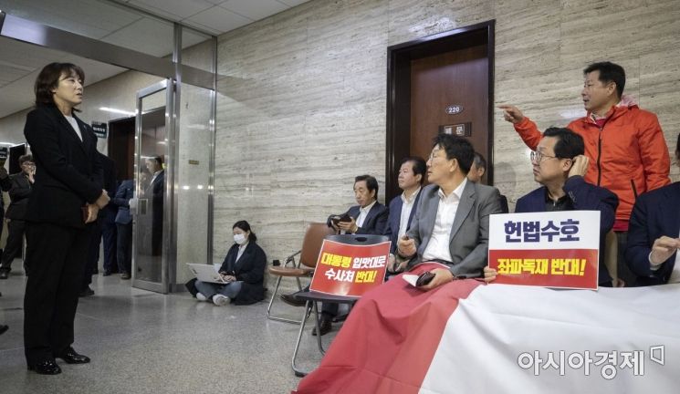 [포토] 경호과 직원에게 항의하는 자유한국당