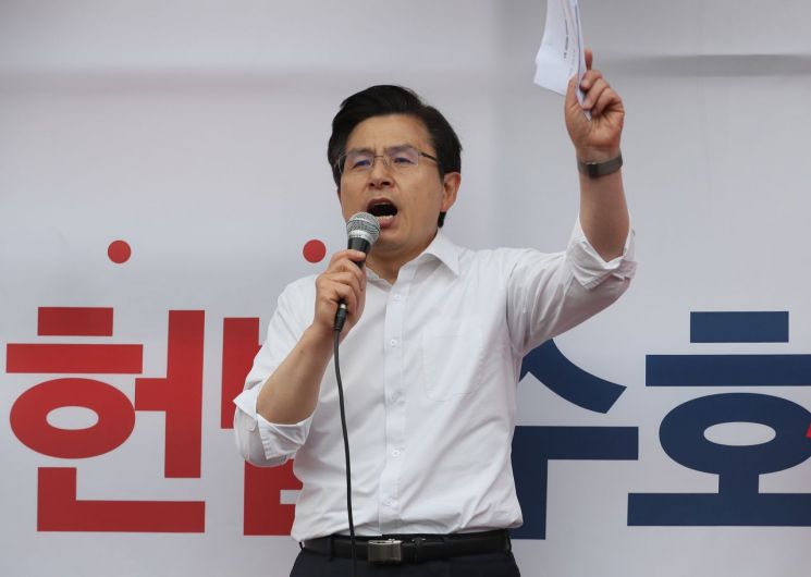 황교안 자유한국당 대표가 27일 오후 서울 청운효자동주민센터 앞에서 열린 '문재인 STOP(멈춤), 국민이 심판합니다!'에서 발언하고 있다. 사진=연합뉴스