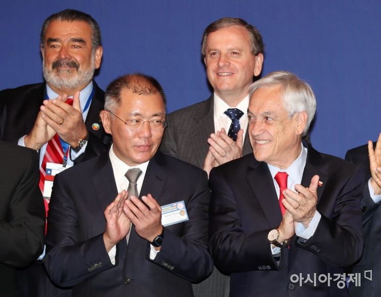 [포토]피녜라 칠레 대통령 옆에 선 정의선