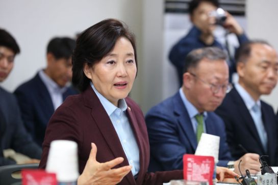 박영선 중소벤처기업부 장관이 29일 대구 달서구 갈산동 소재 플라스틱사출금형 제조기업인 천일금형사를 방문해 상생형 스마트공장 확산 정책 등에 대해 이야기를 하고 있다.