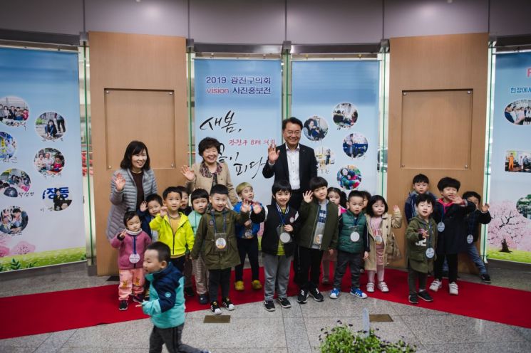 김선갑 광진구청장과 어린이들