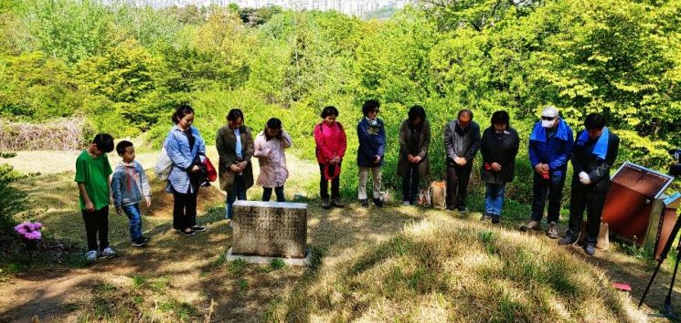 박인환 시인 묘소를 찾은 영원한 기억봉사단원들